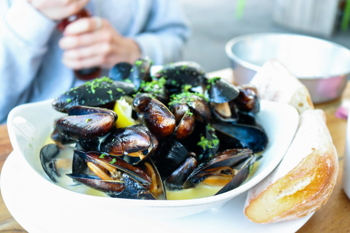Bowl of mussels and ciabatta bread at Swanage's Gee Whites restaurant