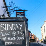 Blackboard outside Swanage’s Black Swan pub advertising its Sunday live music night