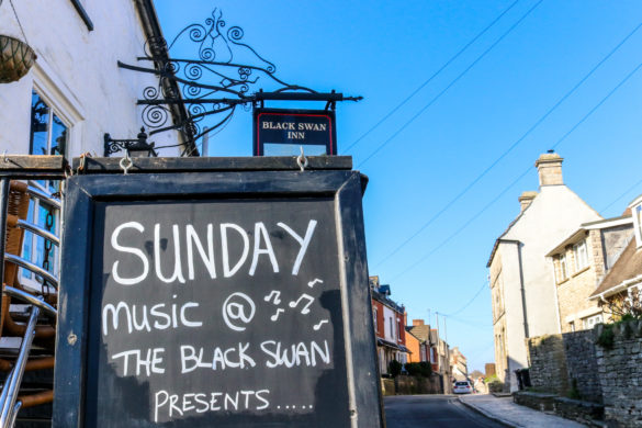 Blackboard outside Swanage’s Black Swan pub advertising its Sunday live music night
